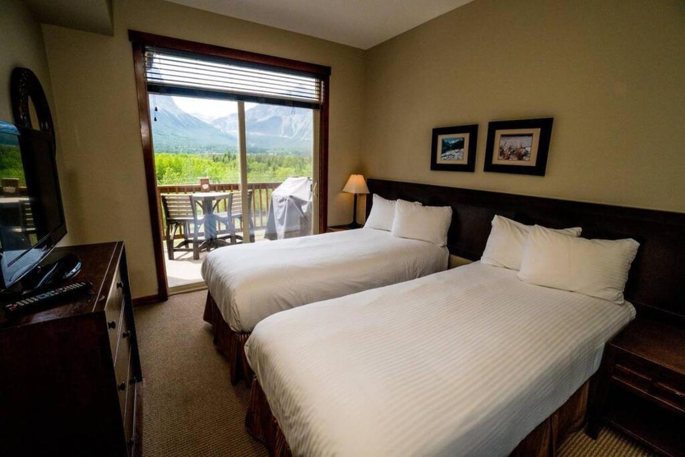 Spacious Penthouse Suite-King Beds-Pool & Hot Tub Canmore Exteriör bild