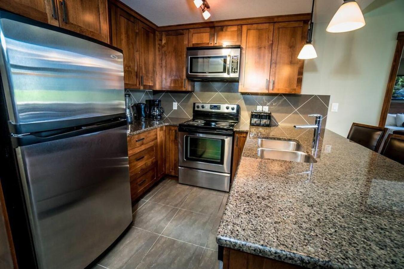 Spacious Penthouse Suite-King Beds-Pool & Hot Tub Canmore Exteriör bild