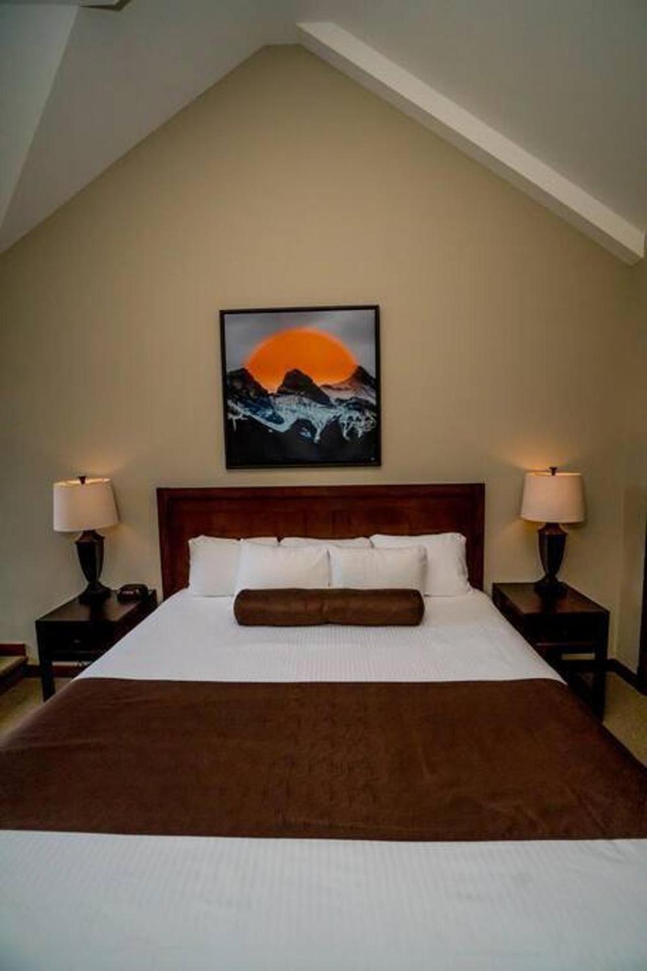 Spacious Penthouse Suite-King Beds-Pool & Hot Tub Canmore Exteriör bild