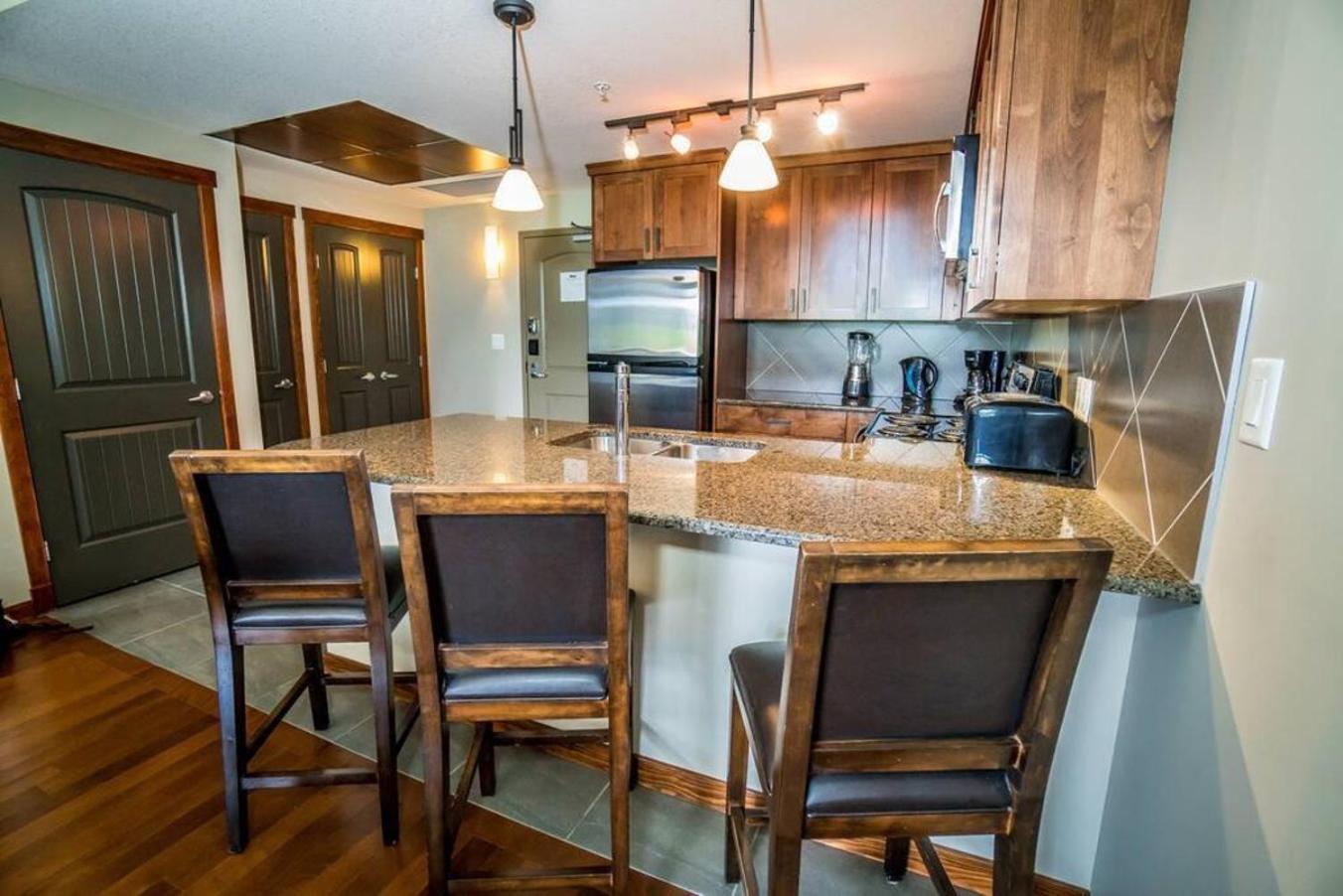 Spacious Penthouse Suite-King Beds-Pool & Hot Tub Canmore Exteriör bild