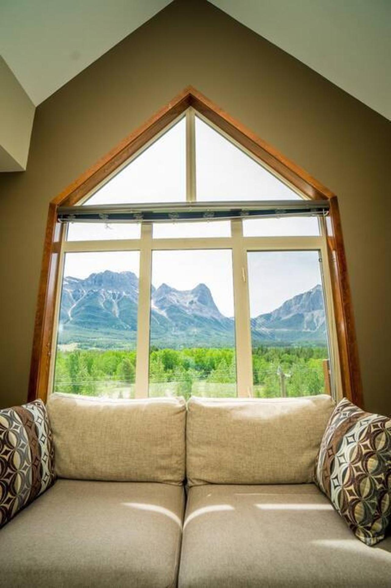 Spacious Penthouse Suite-King Beds-Pool & Hot Tub Canmore Exteriör bild