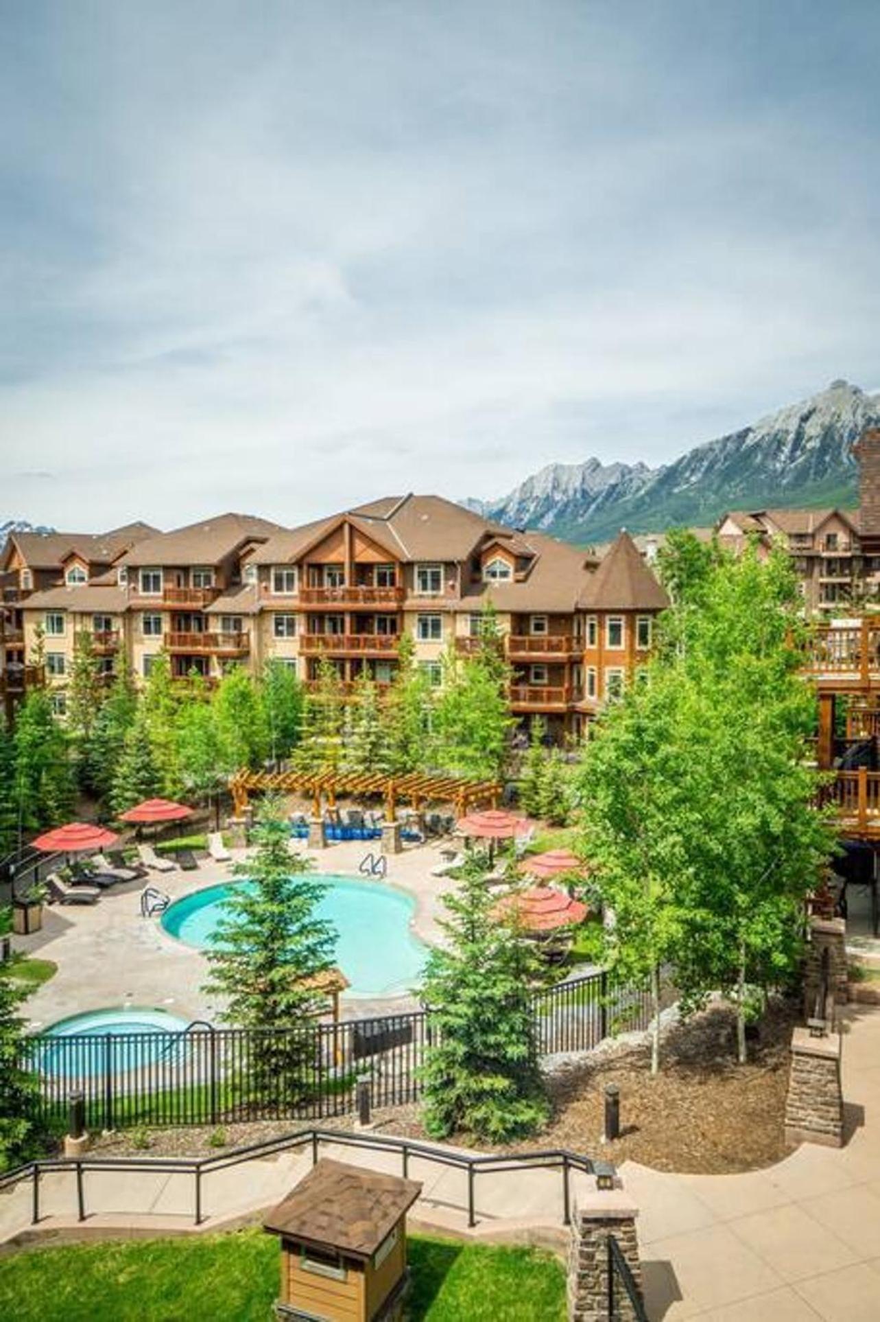 Spacious Penthouse Suite-King Beds-Pool & Hot Tub Canmore Exteriör bild