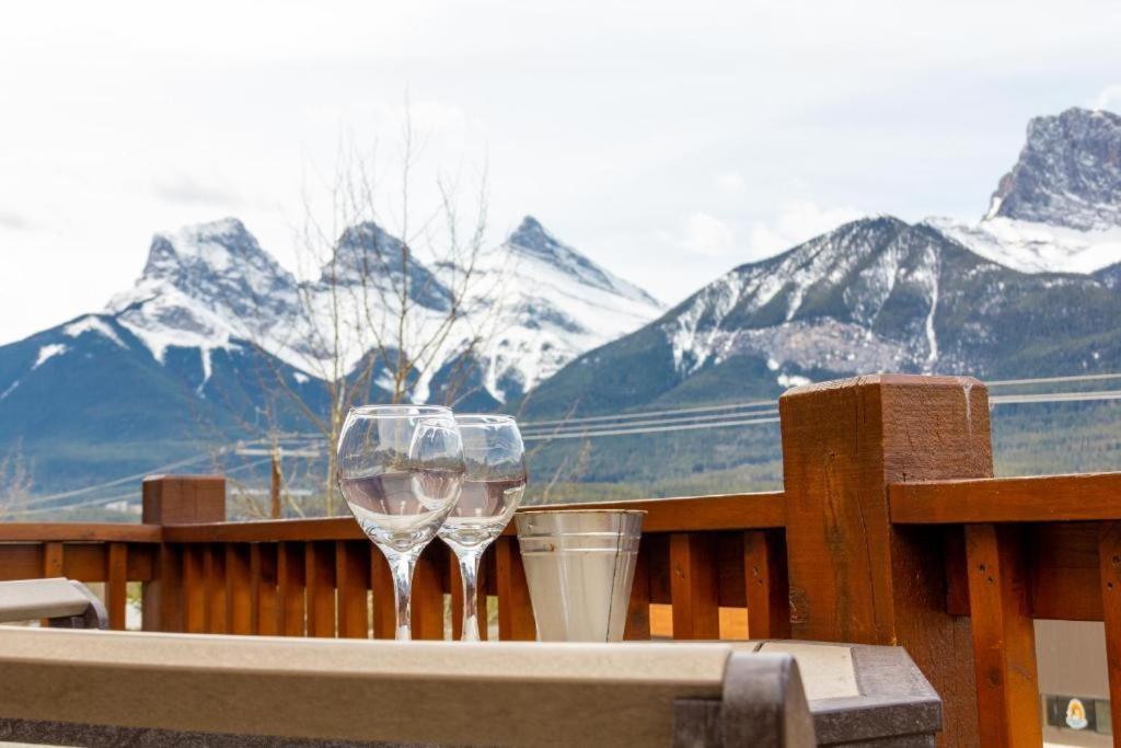 Spacious Penthouse Suite-King Beds-Pool & Hot Tub Canmore Exteriör bild